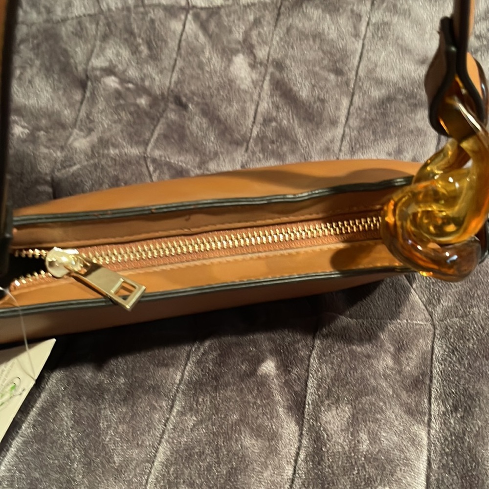 Contemporary baguette handbags - Picture 3 of 4